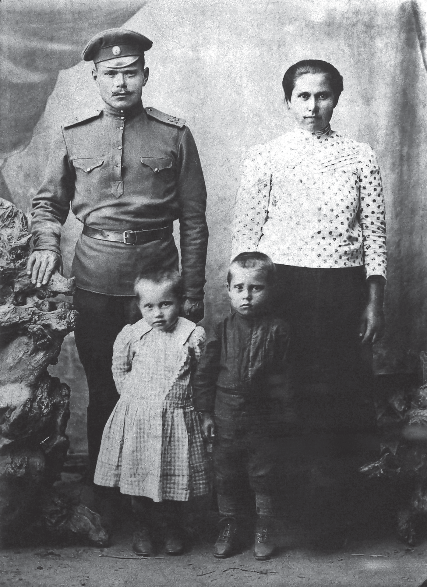 Фотография Маленький Саша Кибальников с родителями и сестрой. 1918
