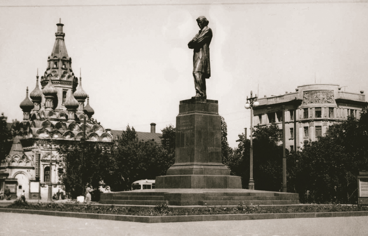 Памятник Н.Г. Чернышевскому в Саратове