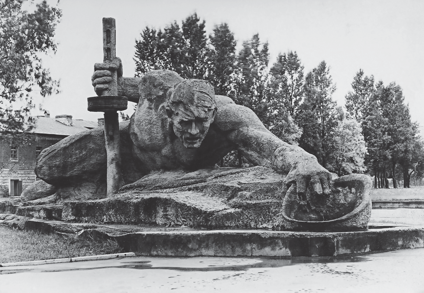 Мемориальный ансамбль «Защитникам Брестской крепости». 1970. Скульптура - «Жажда». 1970. Бетон