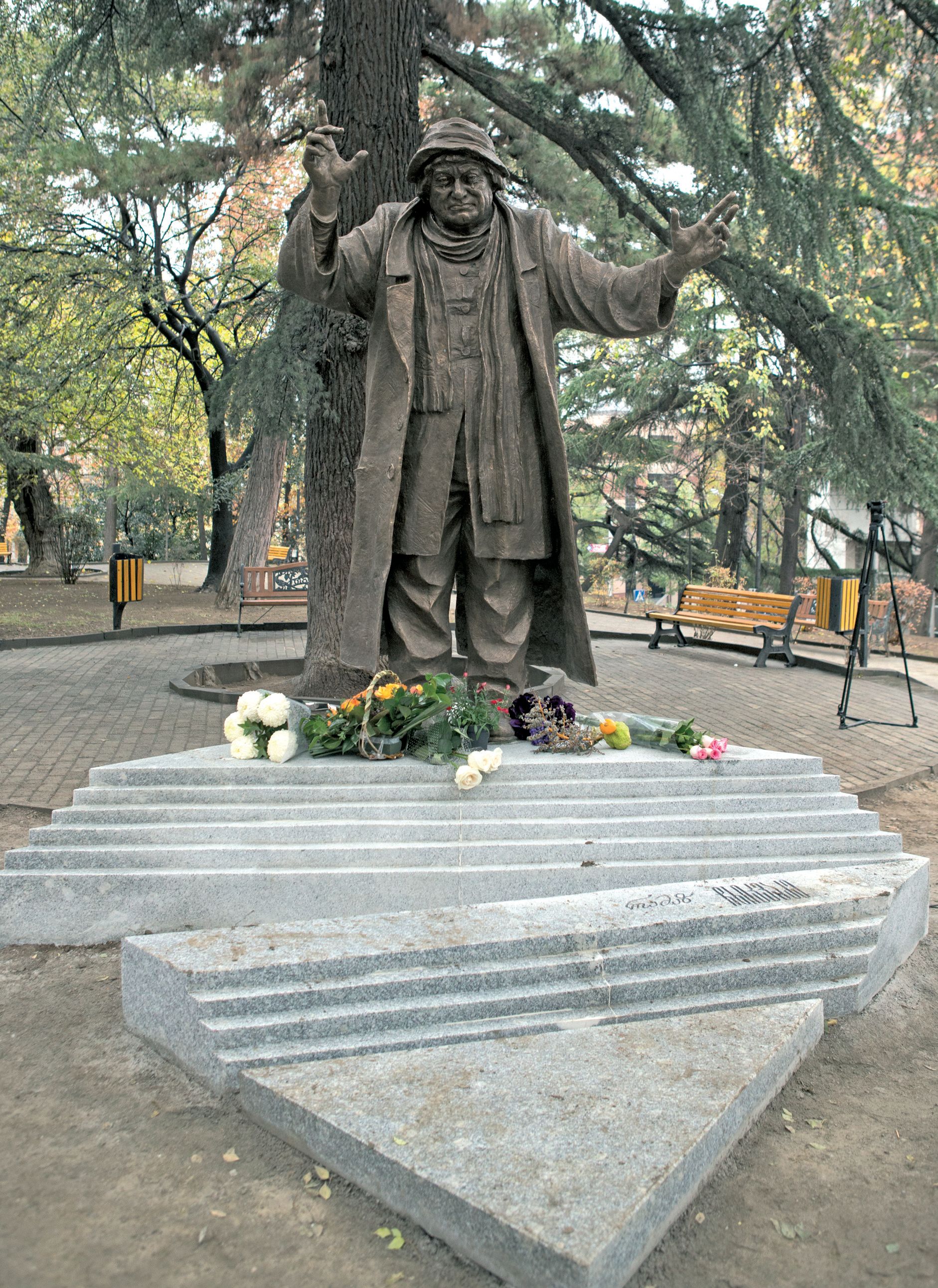 Фотография Памятник актеру Рамазу Чхиквадзе