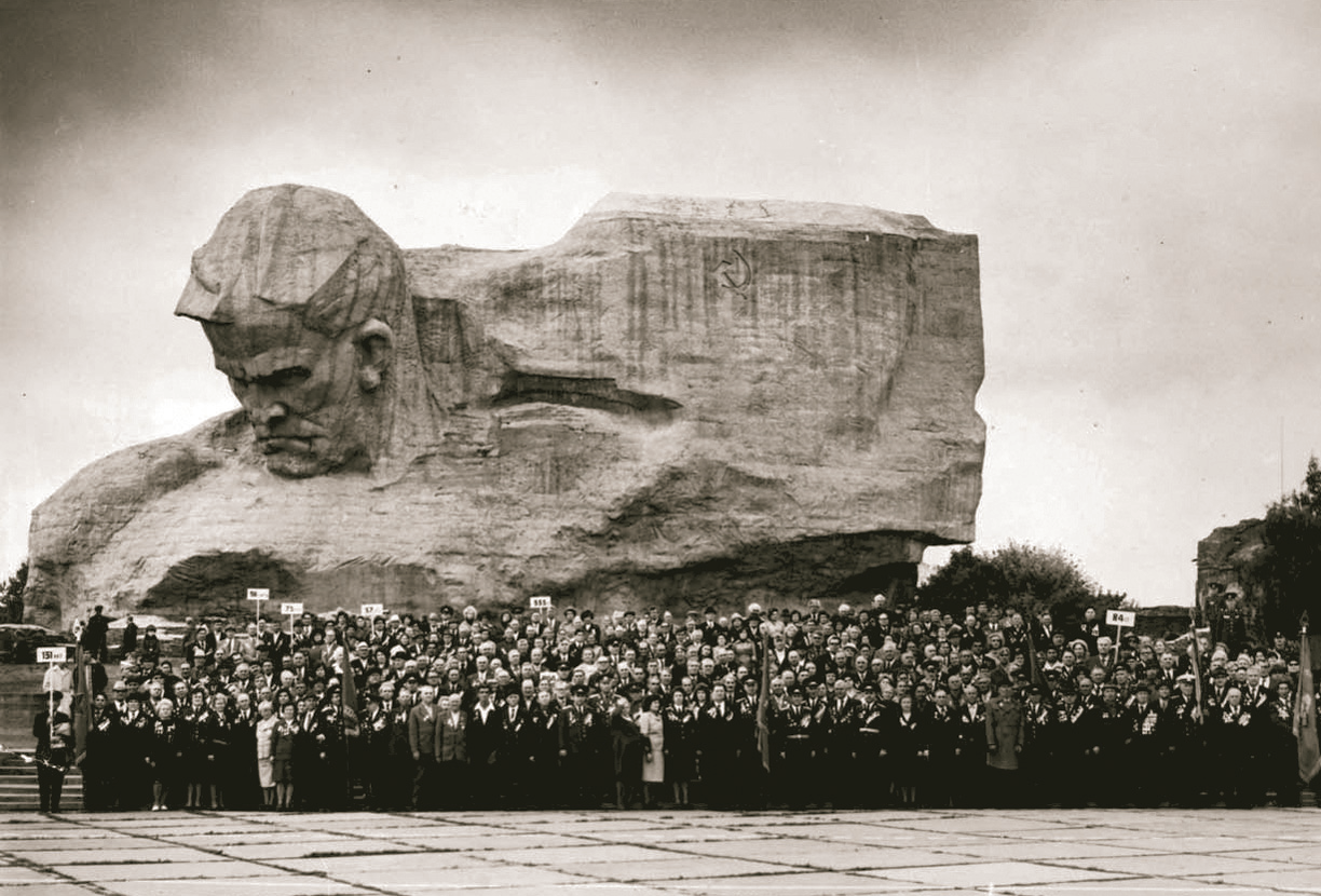 Мемориальный ансамбль «Защитникам Брестской крепости». 1970. Вовне ВОВ в 1971 году «Скульптура - Солдат». Бетон. (Высота 350 м)
