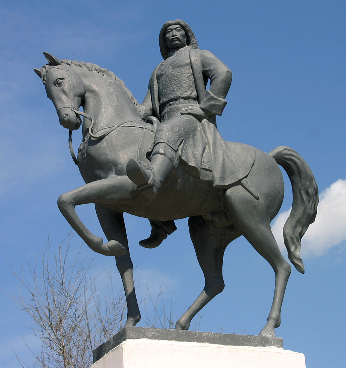 Памятник Аюке Хану