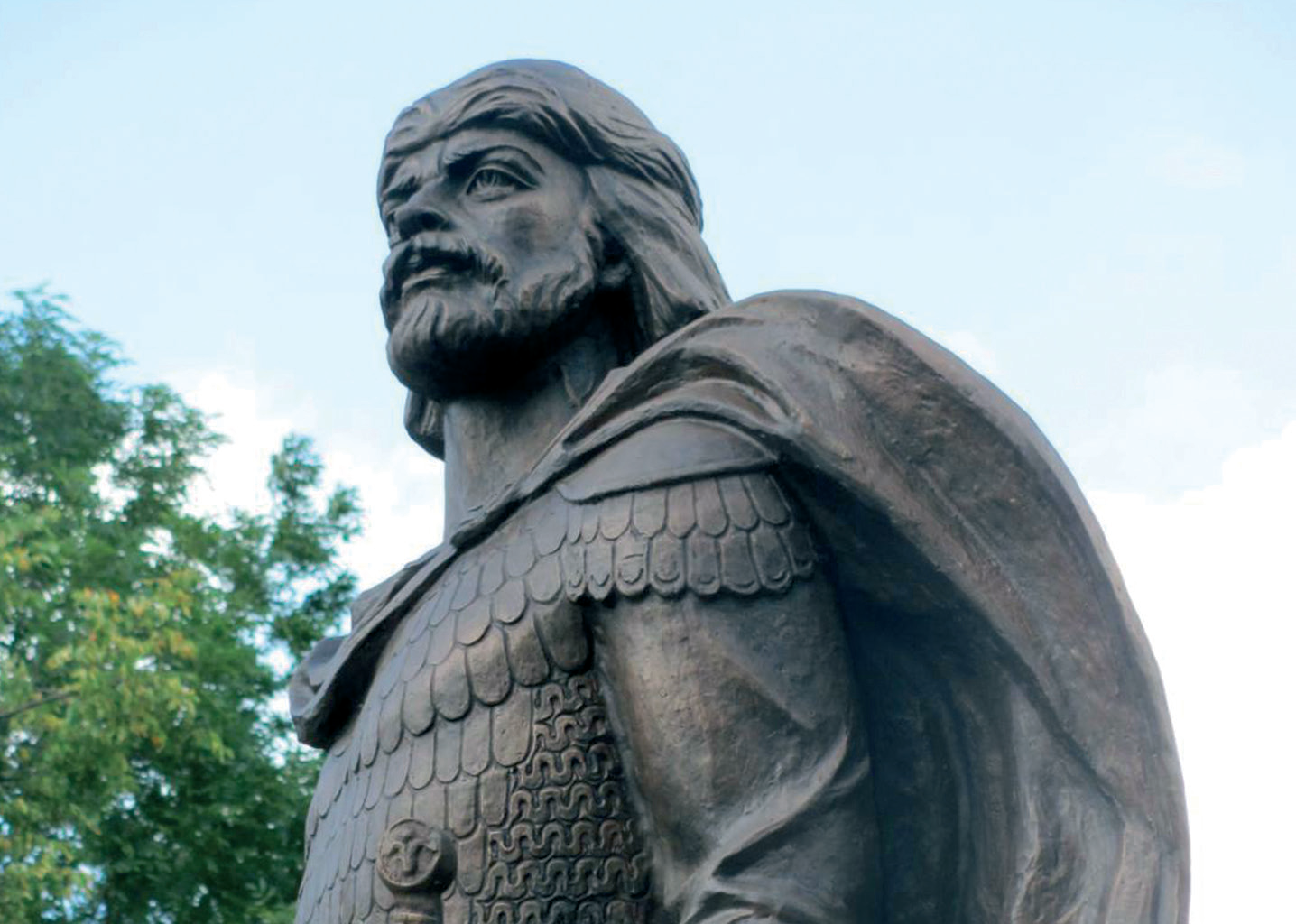 Фрагмент памятника князю Ростиславу
