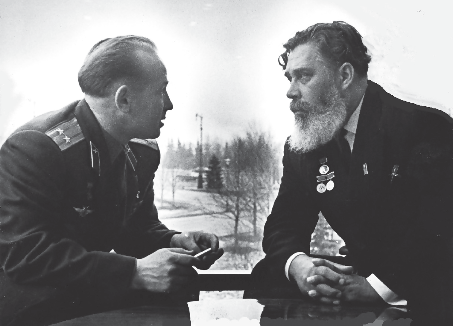 Фотография А.П. Кибальников с летчиком-космонавтом А.А. Леоновым. Конец 1960-х